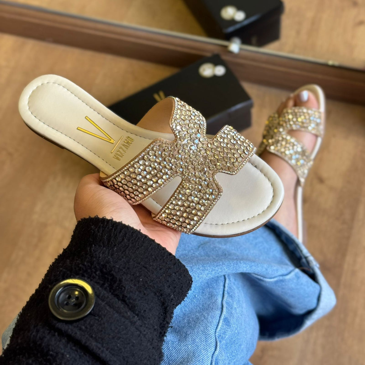 Sandália Rasteira Cravejada Vizzano (Oferta de Atualização de estoque)