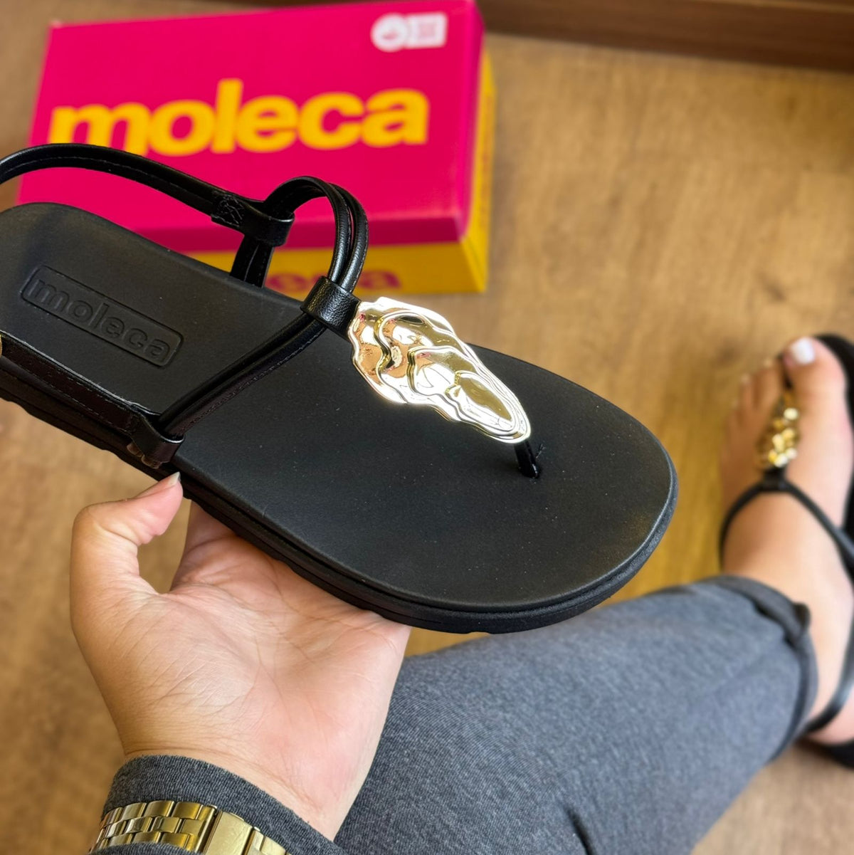 Sandália Moleca Detalhe Dourado de Folha