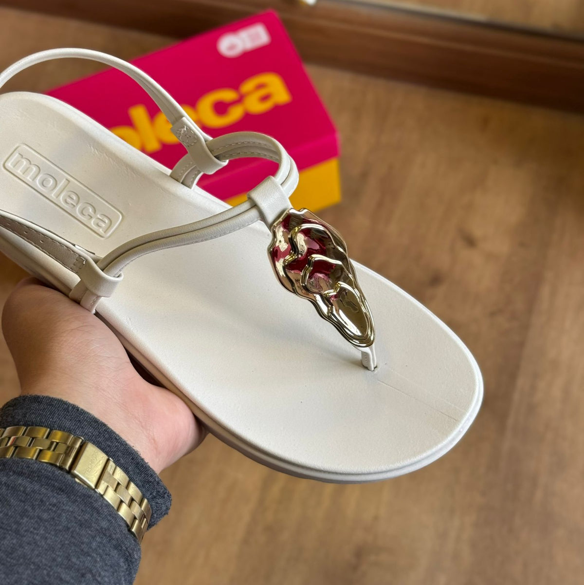 Sandália Moleca Detalhe Dourado de Folha