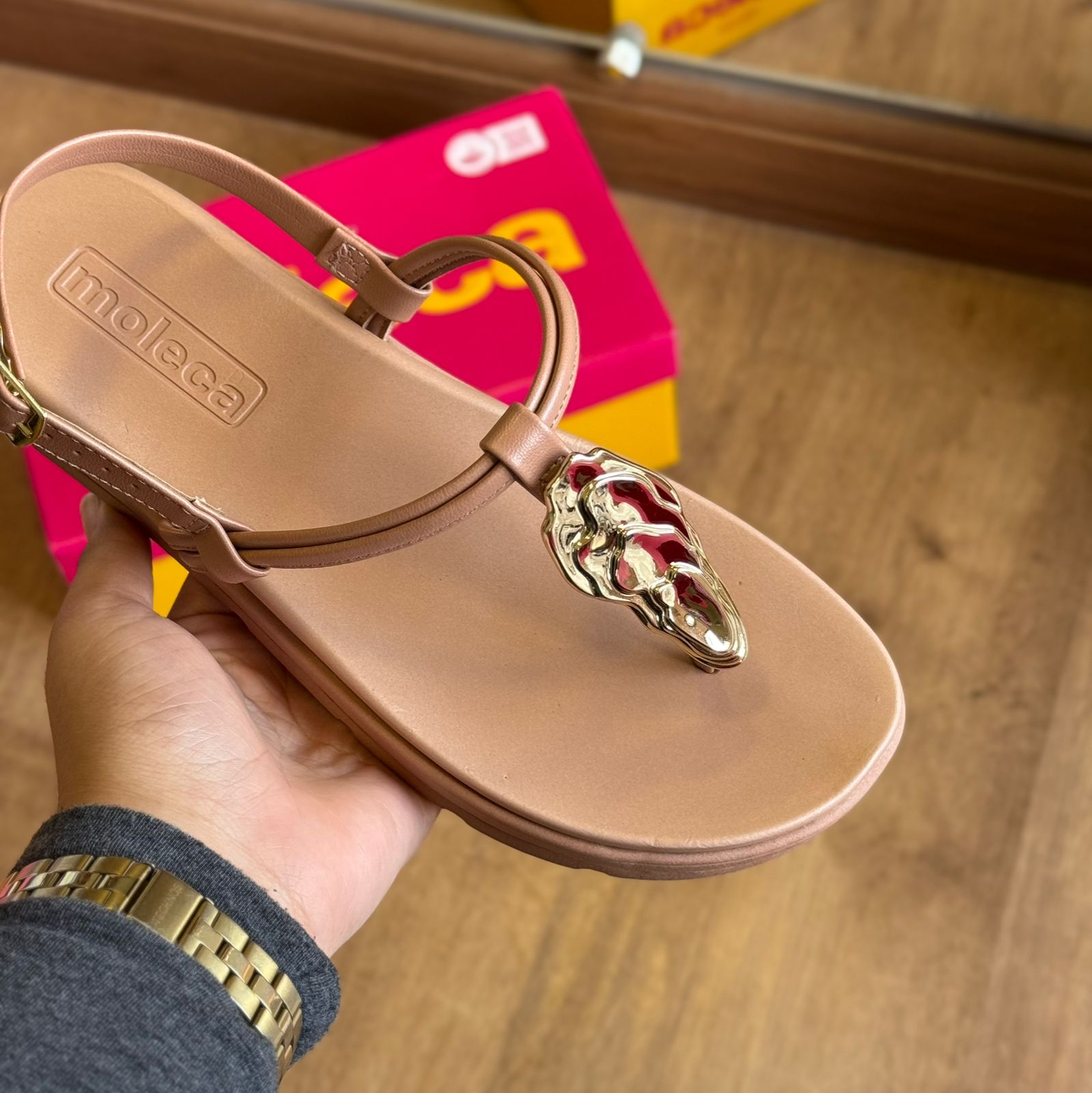 Sandália Moleca Detalhe Dourado de Folha