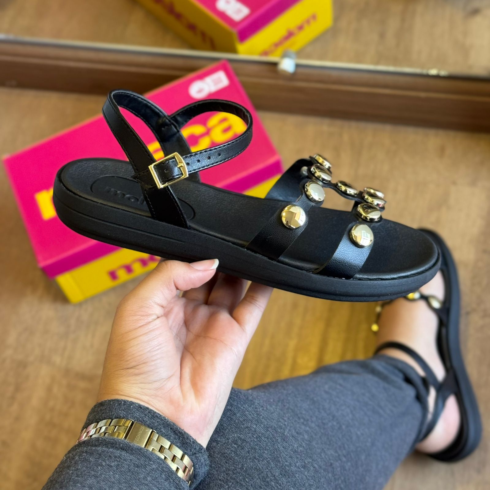 Sandália Moleca Rasteira Pedrarias Douradas