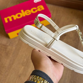 Sandália Moleca Detalhe Dourado de Folha