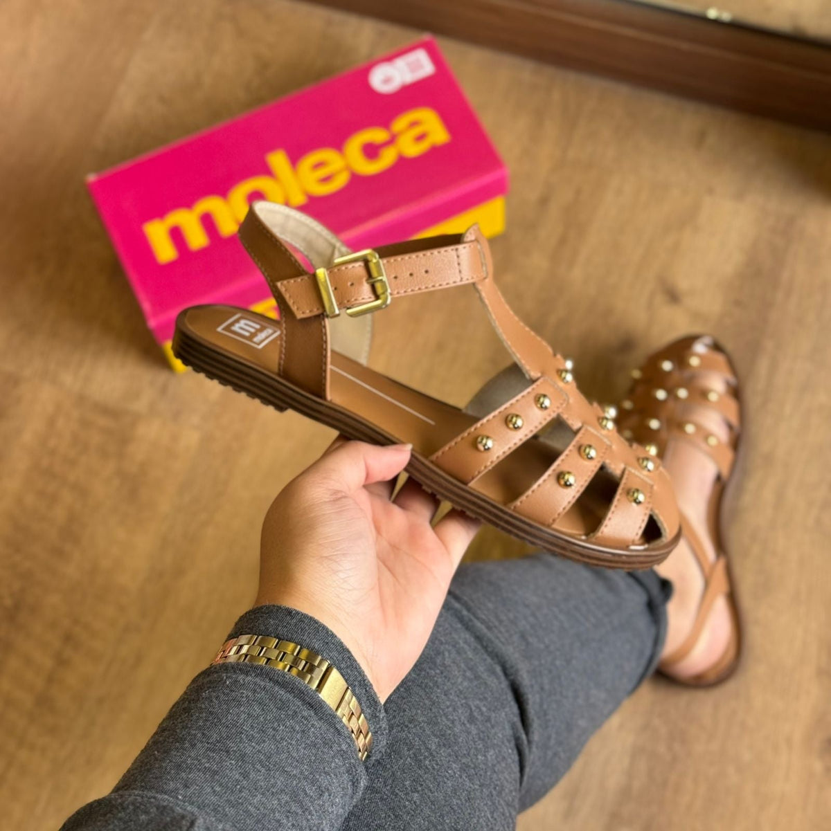 Sandália Moleca Rasteira Pedrinhas Douradas