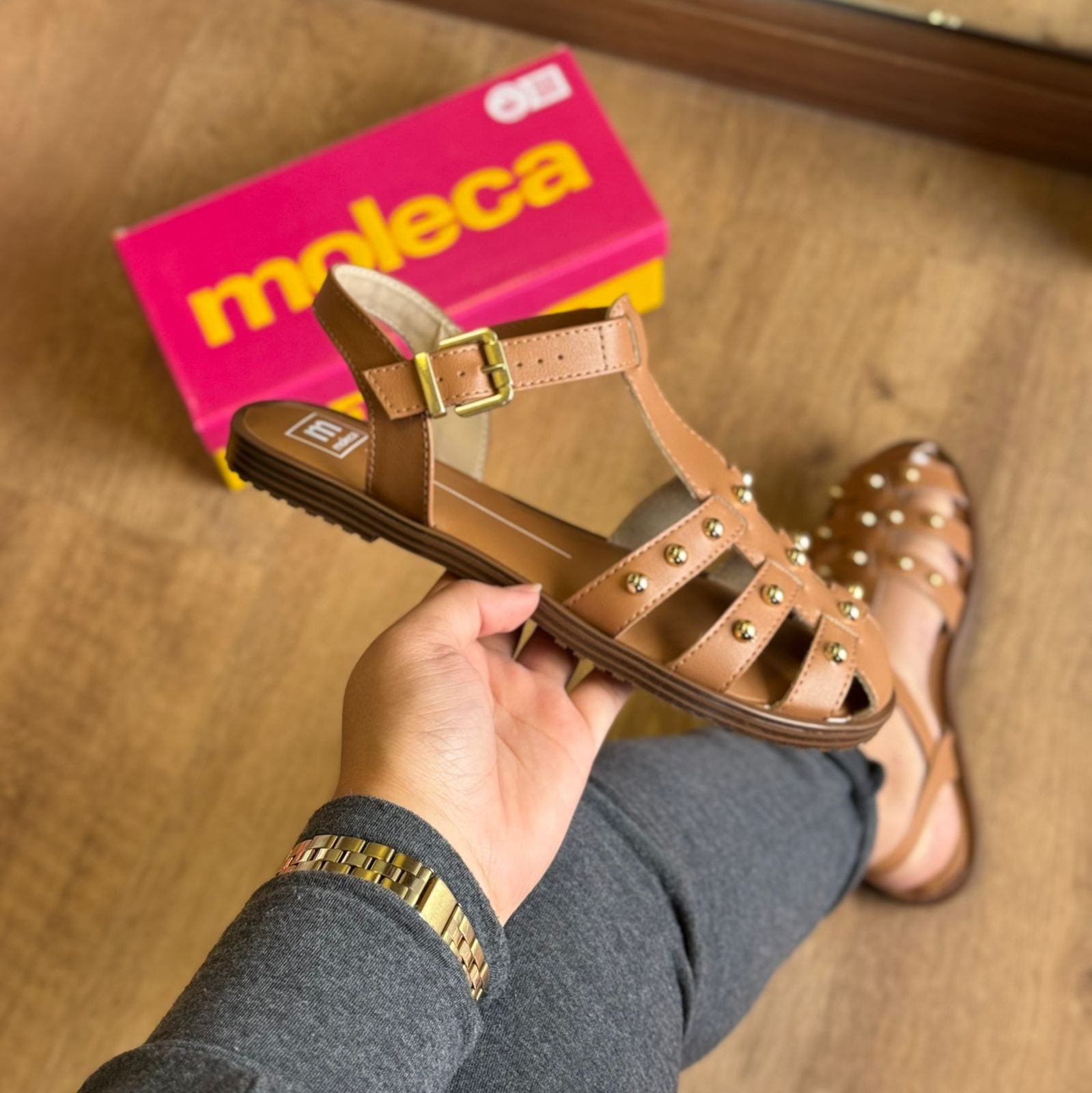 Sandália Moleca Rasteira Pedrinhas Douradas