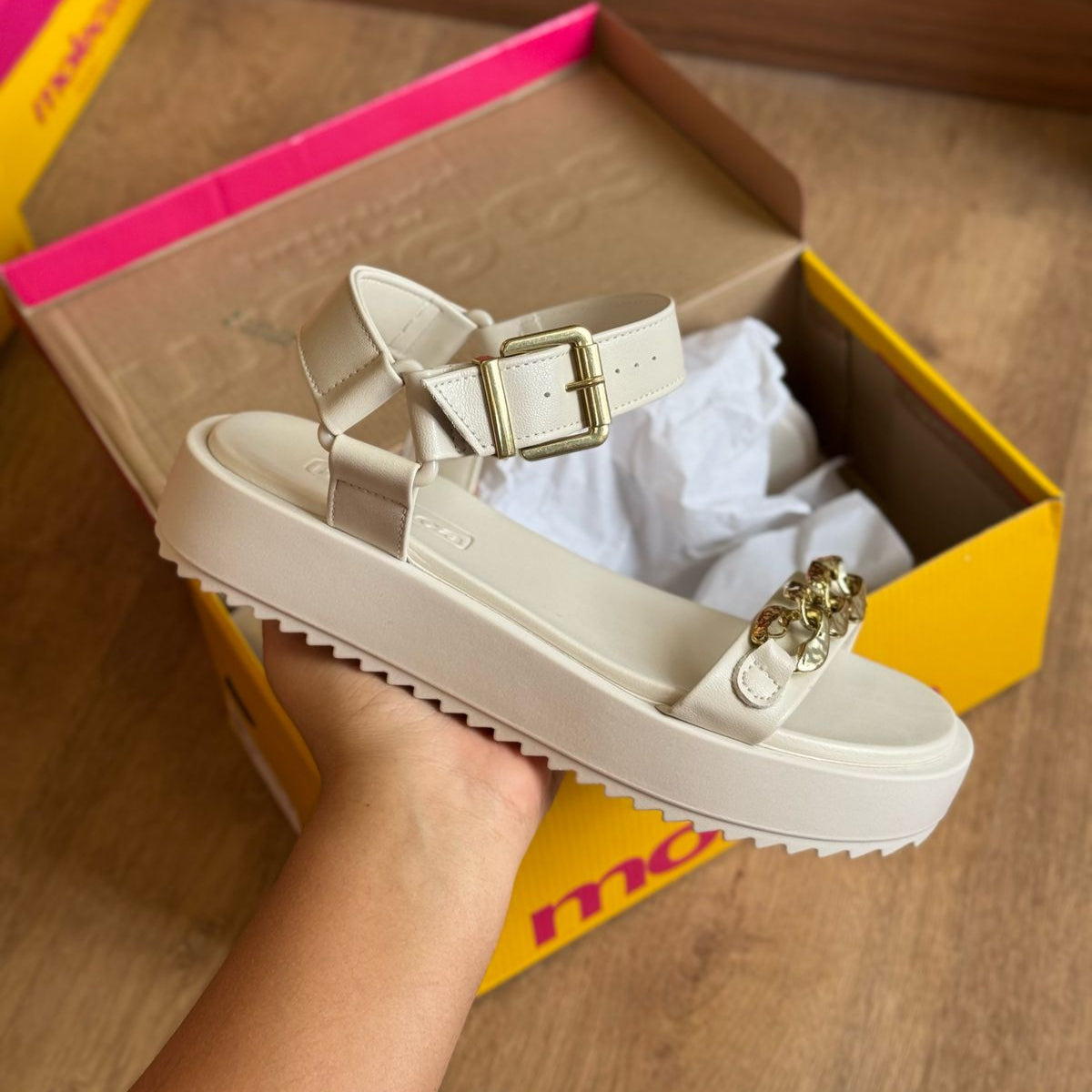 Sandália Papete Moleca Detalhes Dourados