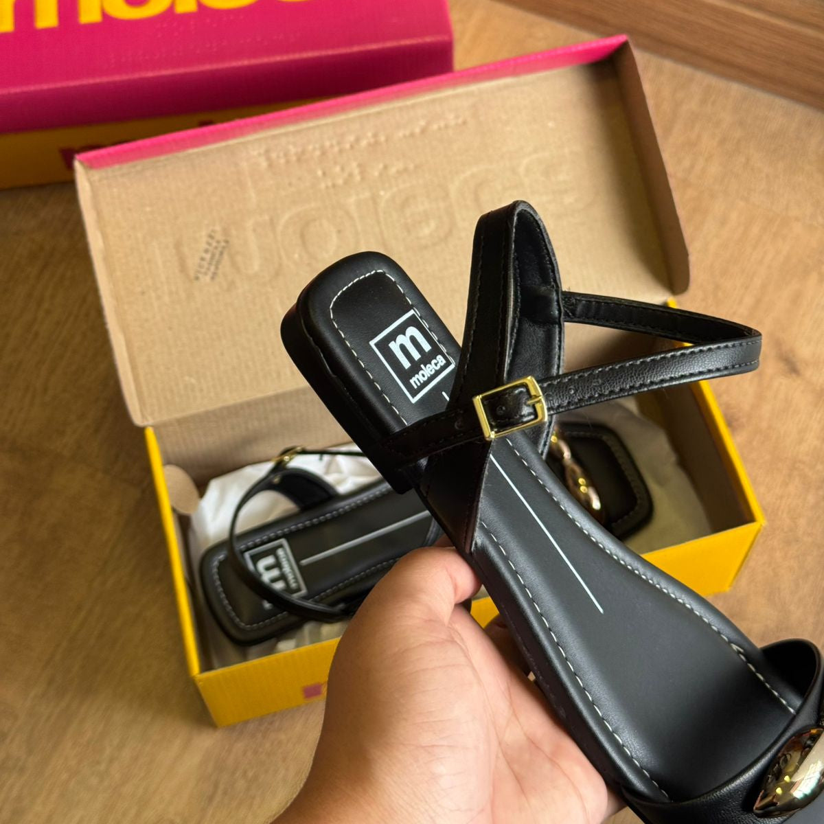 Sandália Moleca Rasteira Detalhe Circular Dourado