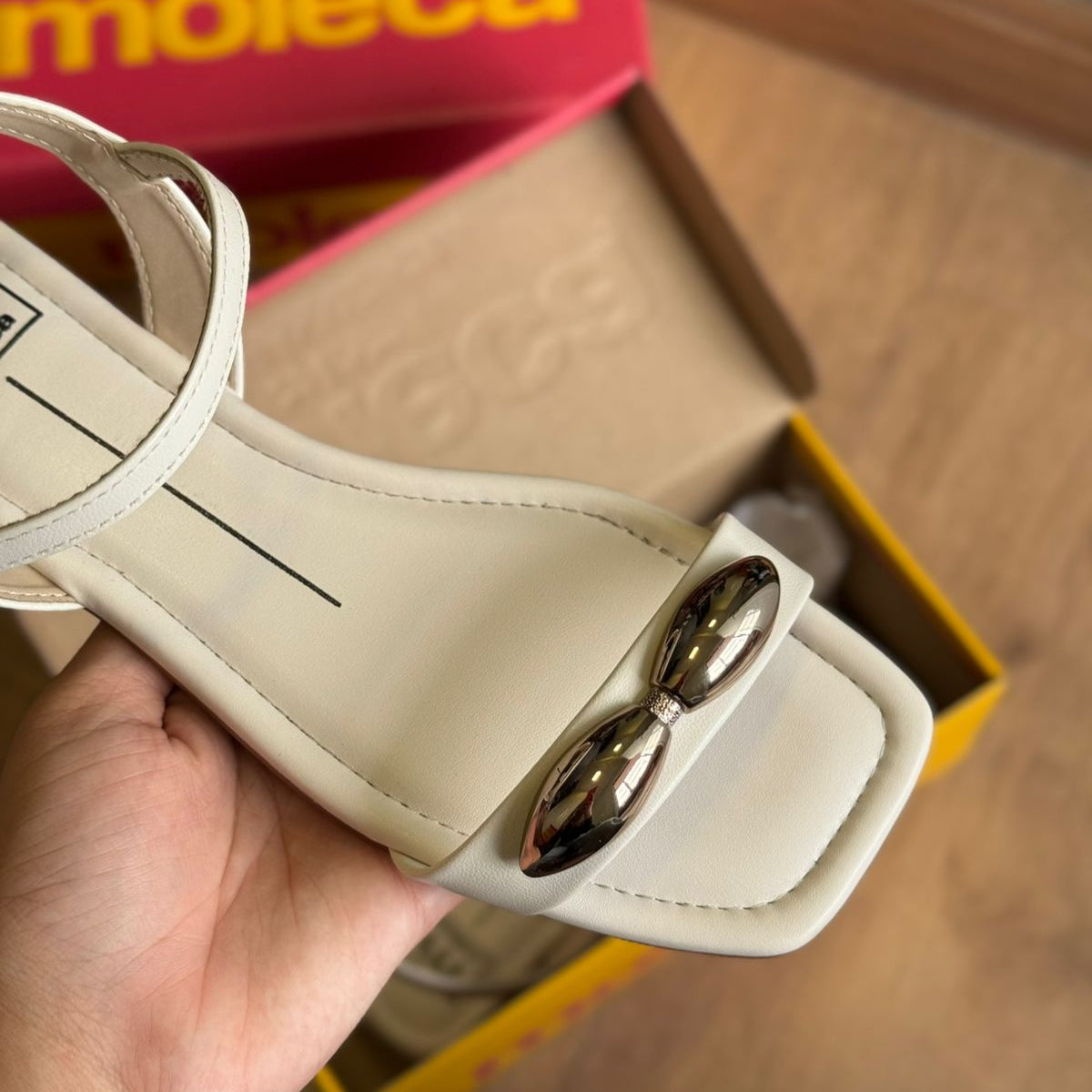 Sandália Moleca Rasteira Detalhe Circular Dourado