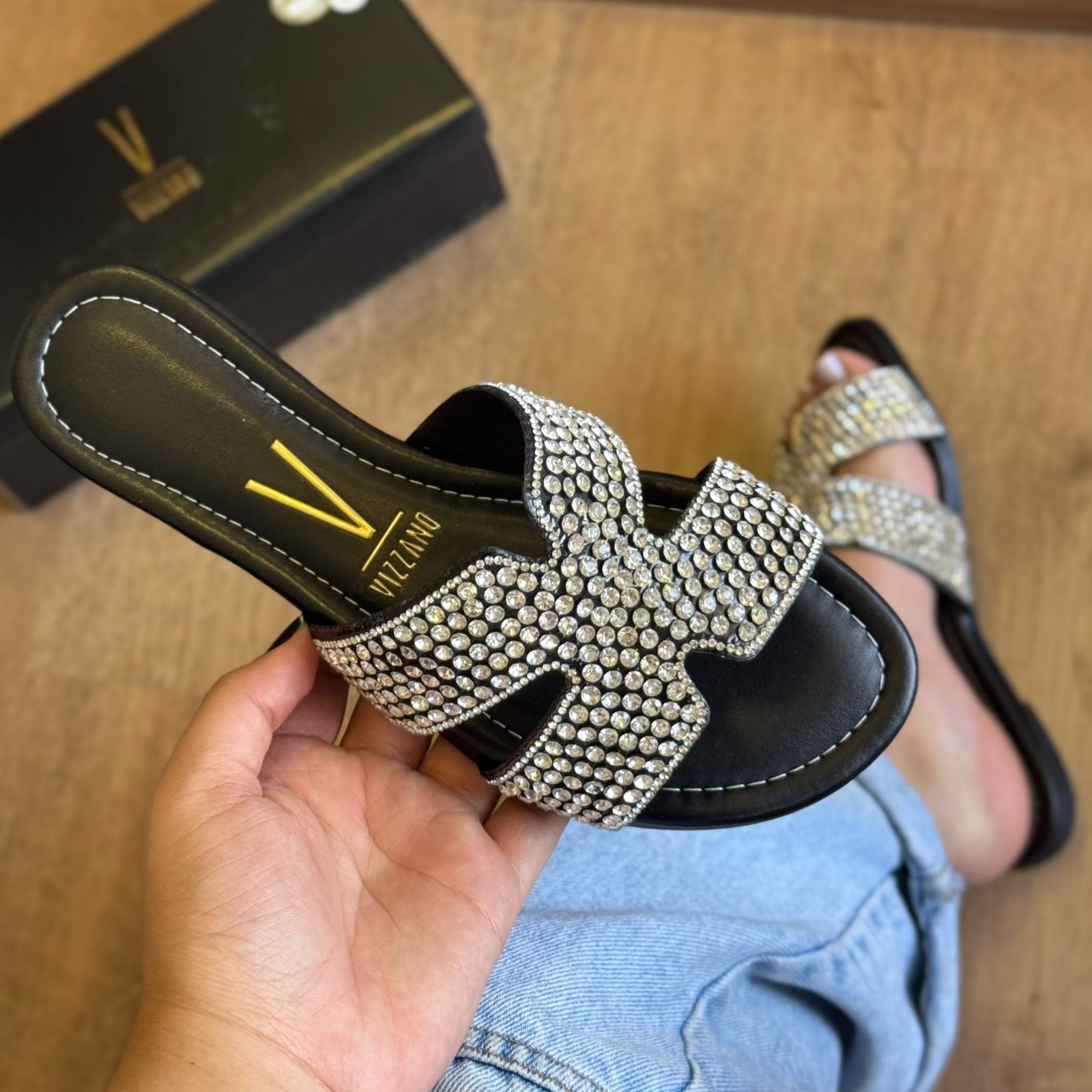 Sandália Rasteira Cravejada Vizzano (Oferta de Atualização de estoque)