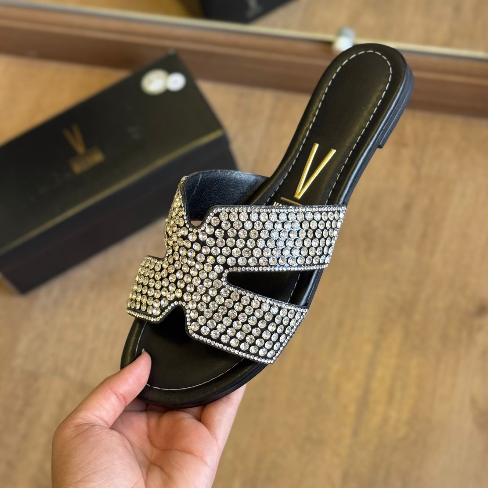 Sandália Rasteira Cravejada Vizzano (Oferta de Atualização de estoque)