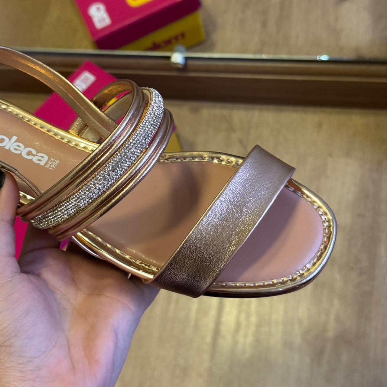 Sandália Moleca Tira Brilhosa