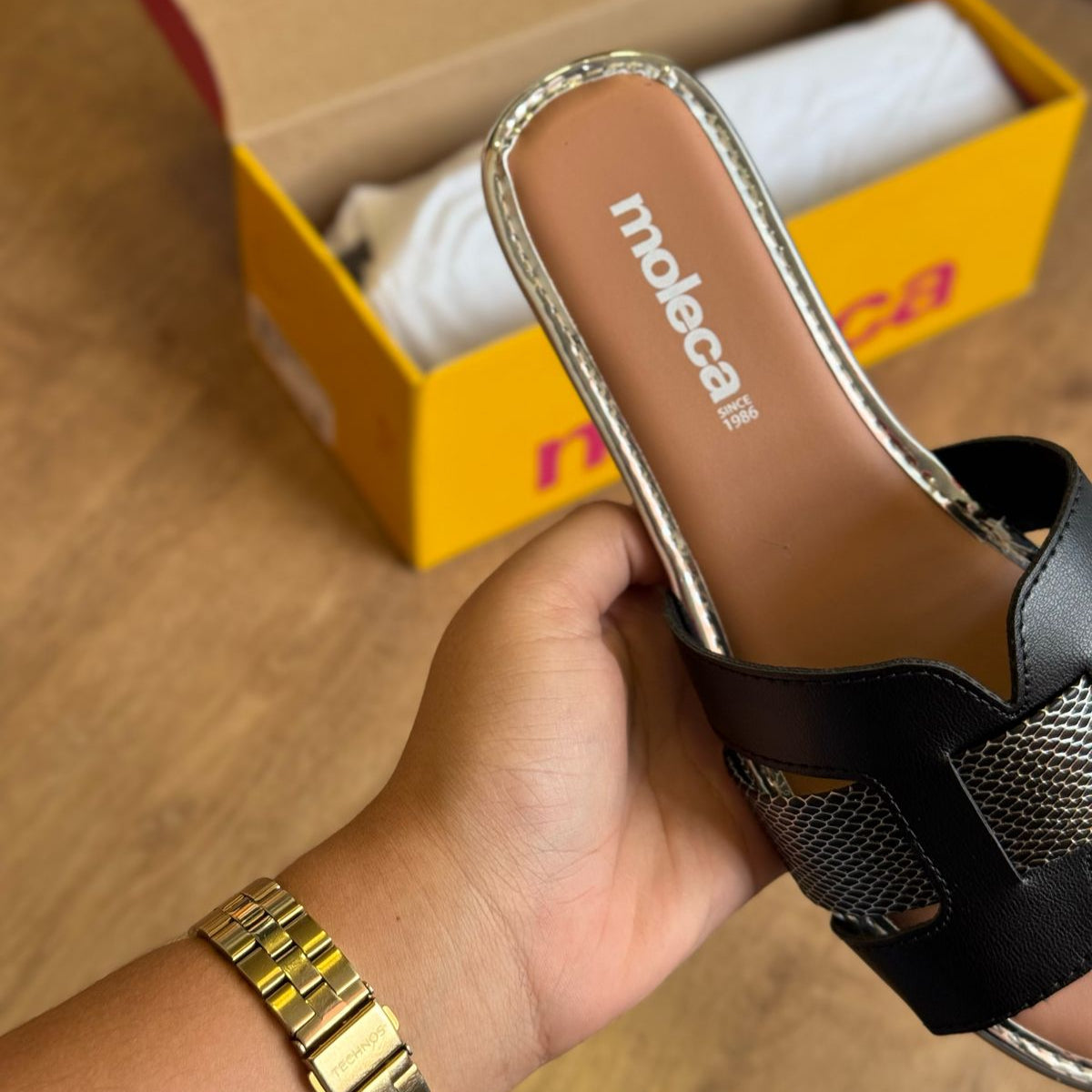 Sandália Moleca Rasteira Brilhosa