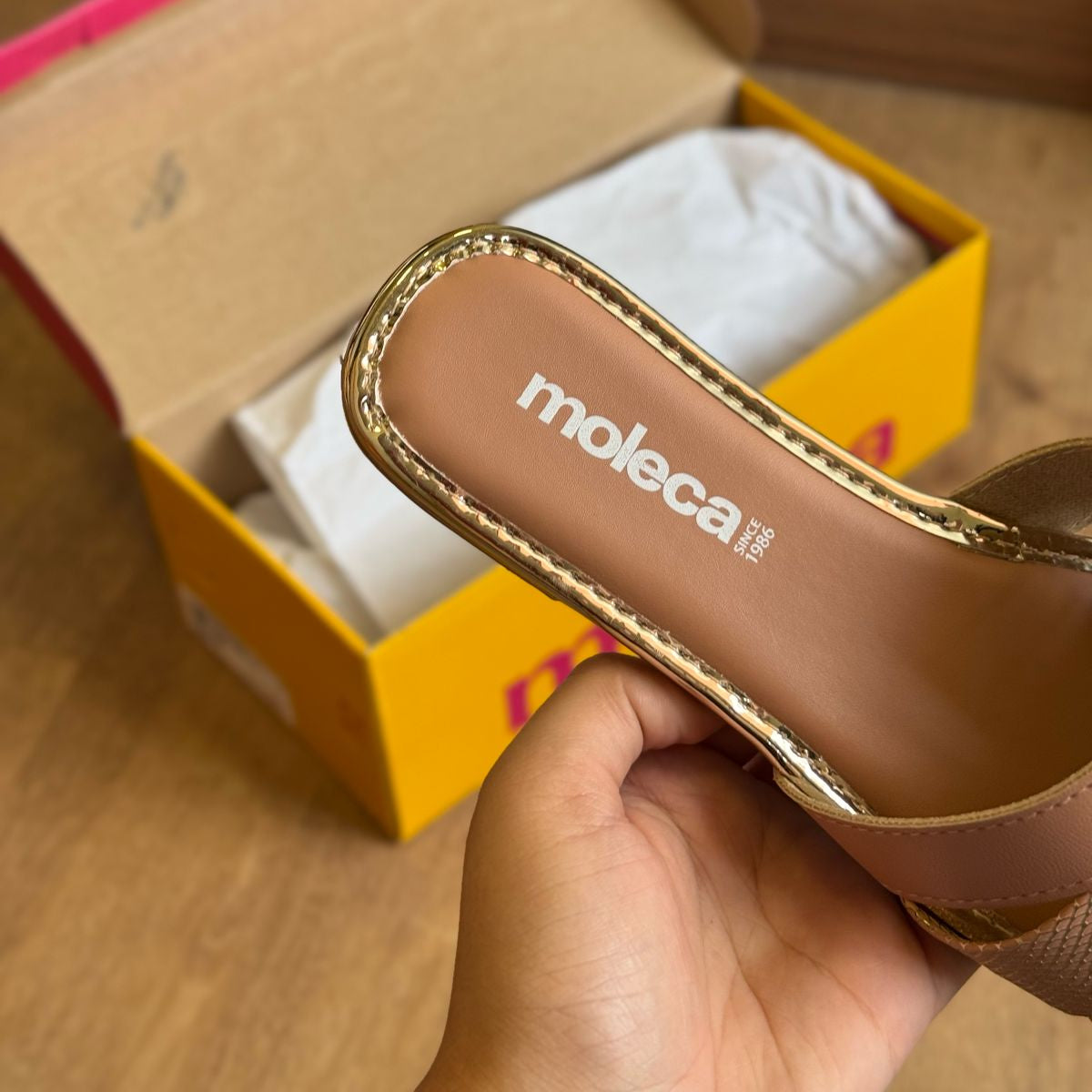 Sandália Moleca Rasteira Brilhosa