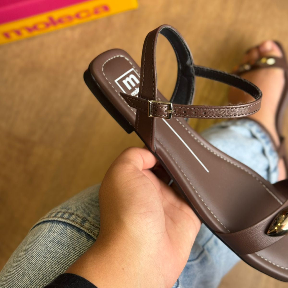 Sandália Moleca Rasteira Detalhe Circular Dourado