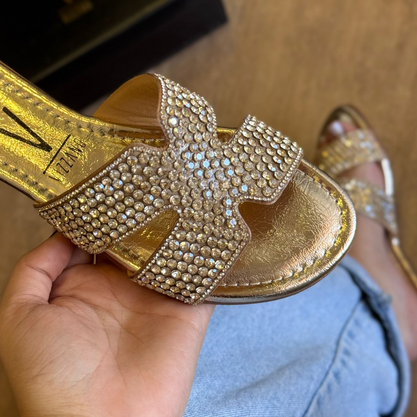 Sandália Rasteira Cravejada Vizzano (Oferta de Atualização de estoque)