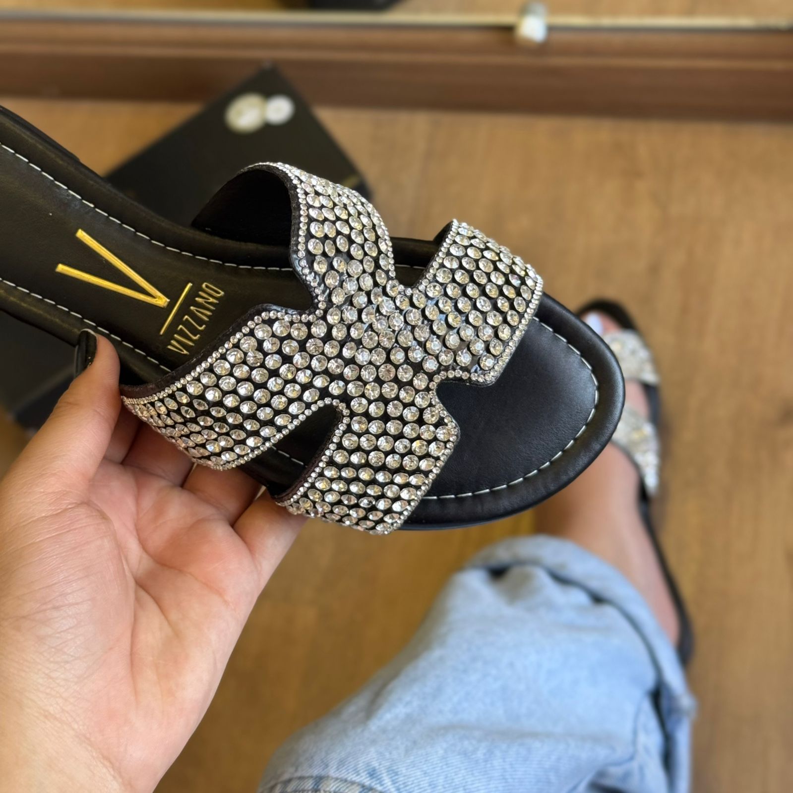 Sandália Rasteira Cravejada Vizzano (Oferta de Atualização de estoque)