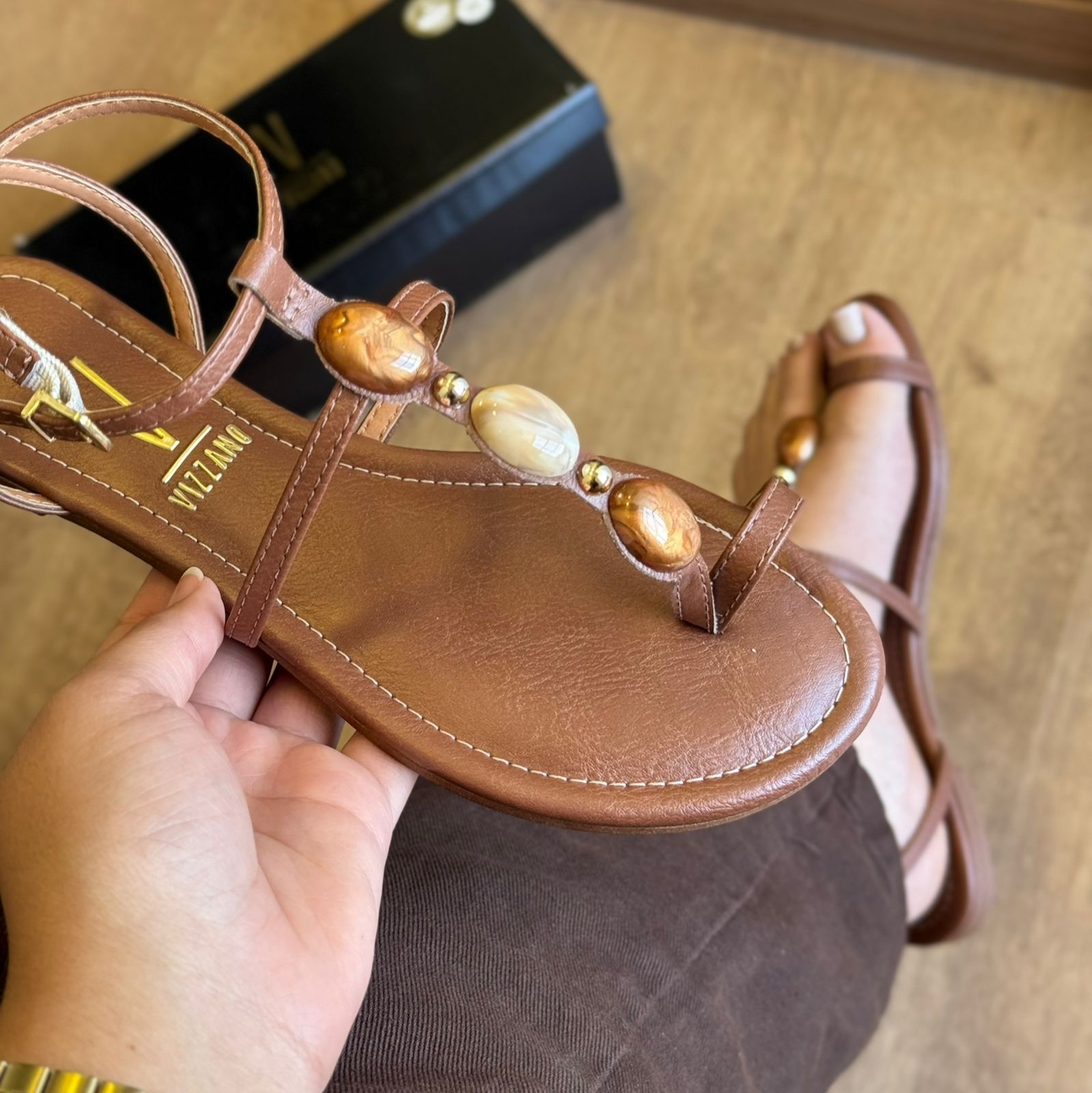 Sandália Vizzano Rasteiras Adornos nas Tiras