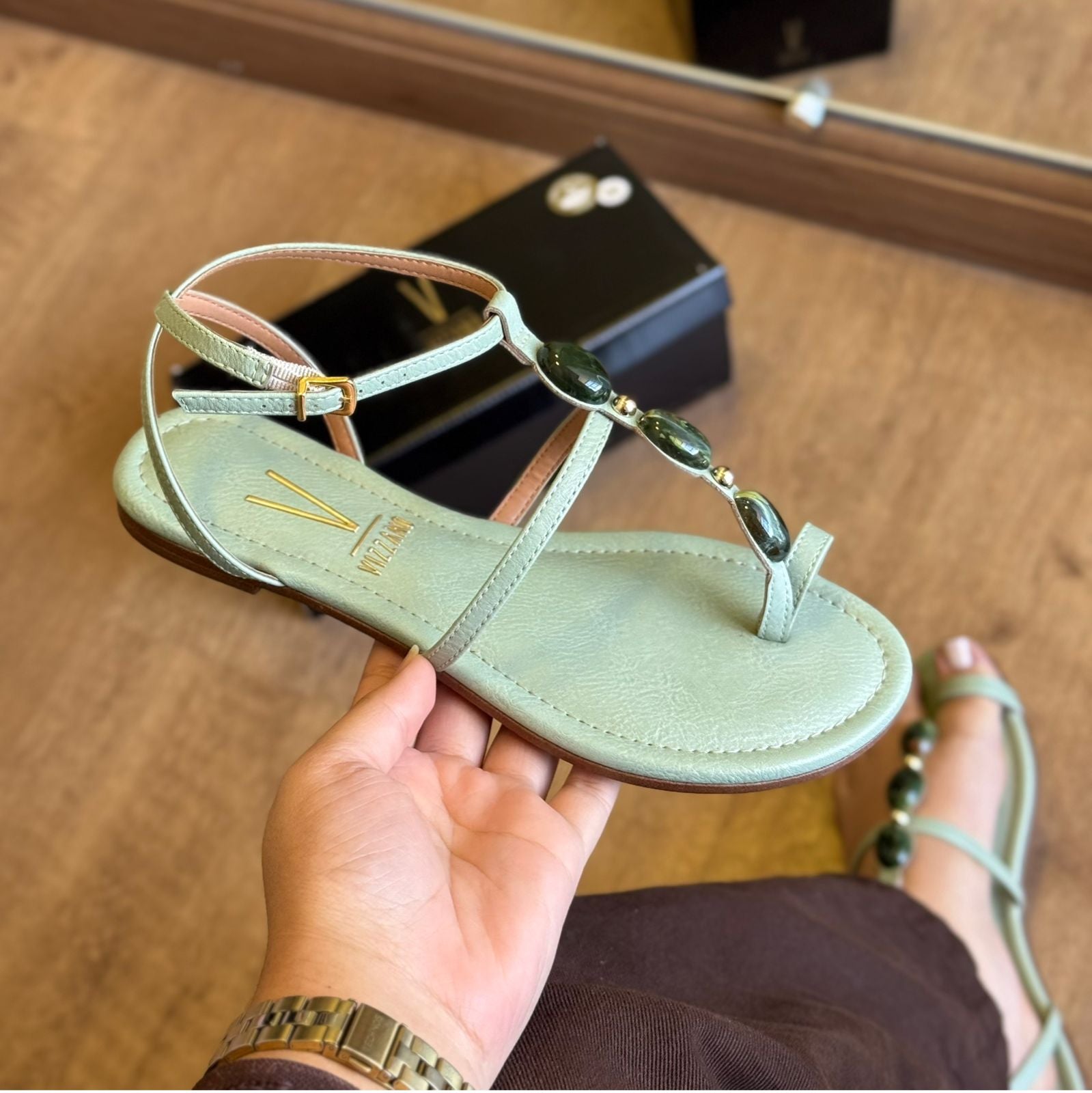 Sandália Vizzano Rasteiras Adornos nas Tiras