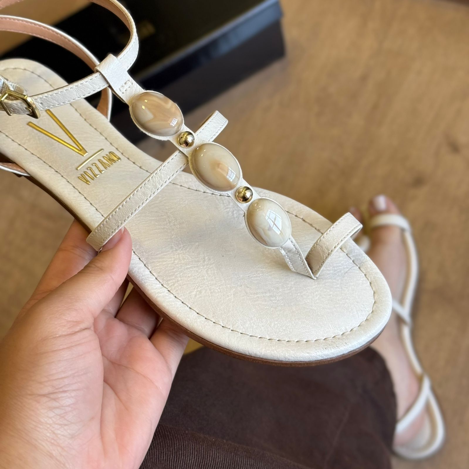 Sandália Vizzano Rasteiras Adornos nas Tiras