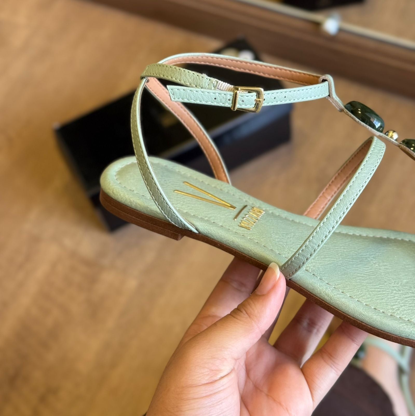 Sandália Vizzano Rasteiras Adornos nas Tiras