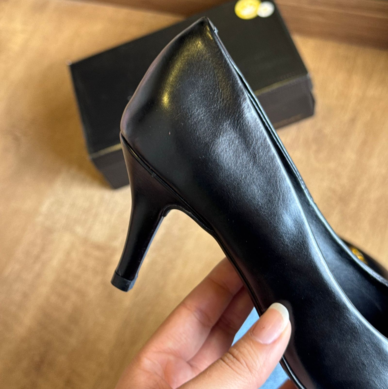 Scarpin Vizzano Bico Fino Detalhe Dourado