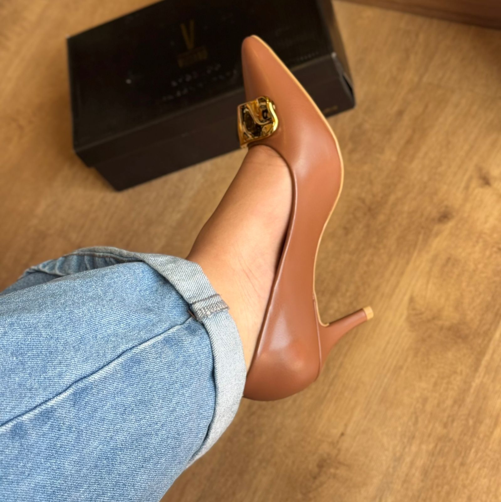 Scarpin Vizzano Bico Fino Detalhe Dourado