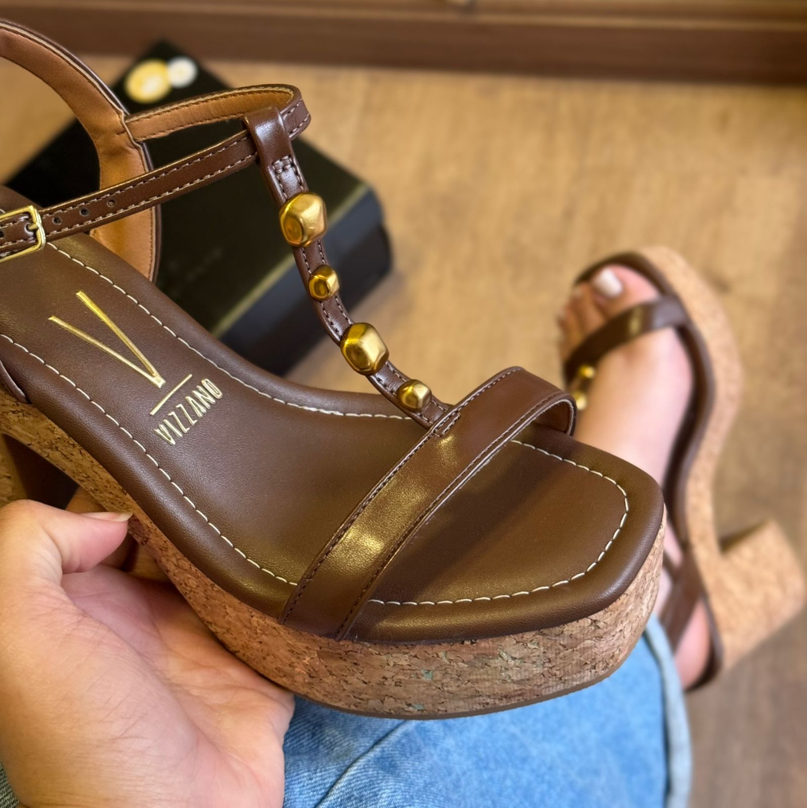 Sandália Vizzano Salto Bloco Detalhe Dourado nas Tiras