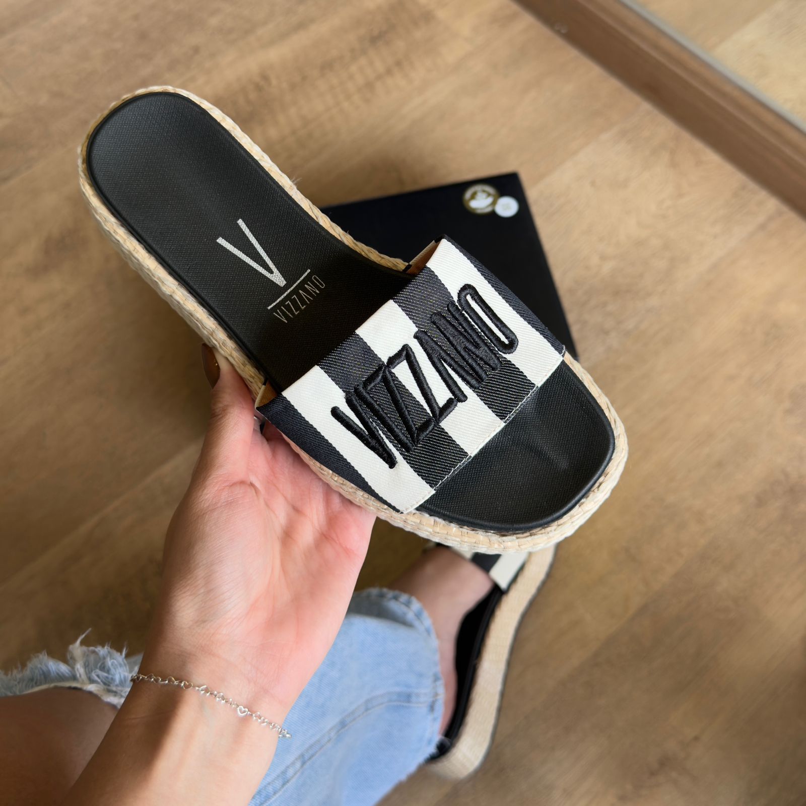 Sandália Vizzano Bordado