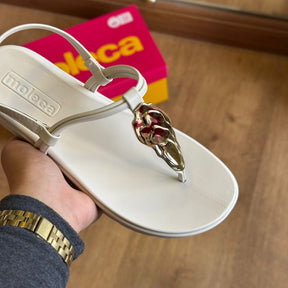 Sandália Moleca Detalhe Dourado de Folha