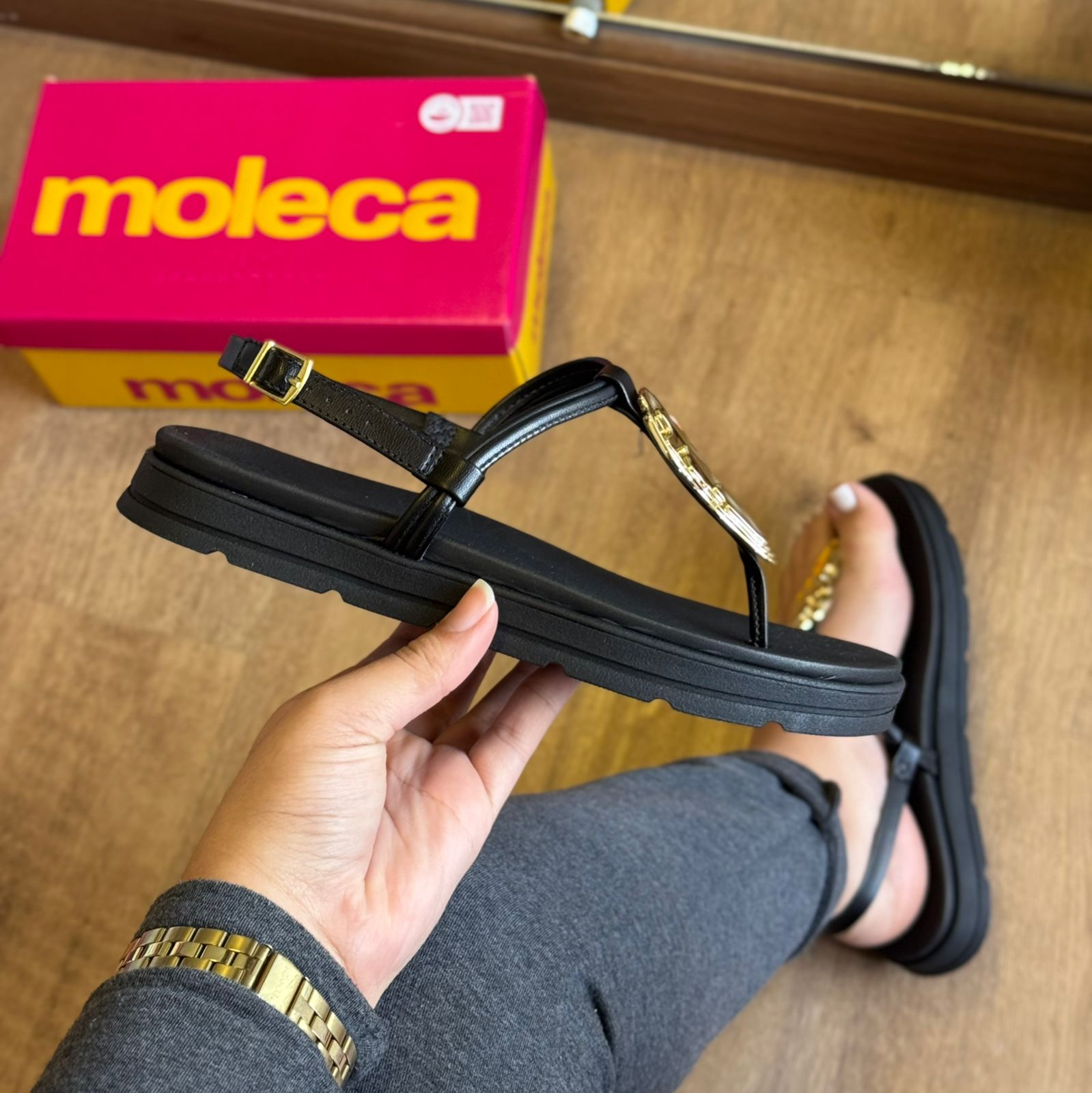 Sandália Moleca Detalhe Dourado de Folha