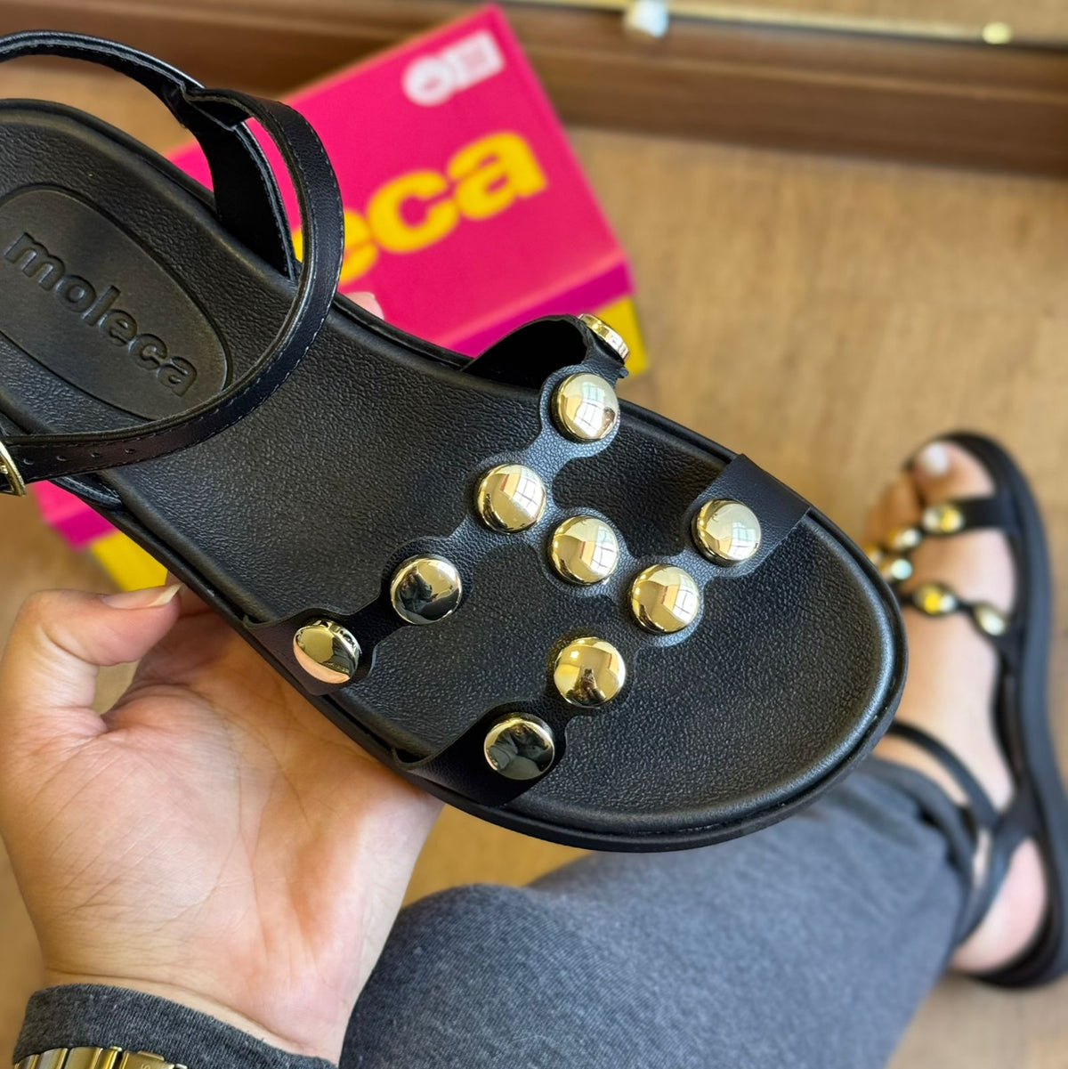 Sandália Moleca Rasteira Pedrarias Douradas